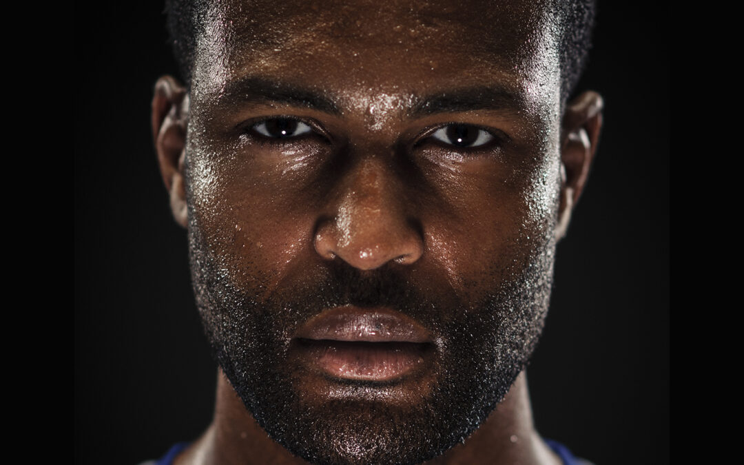 Corsair RAM のスティックをデスクトップのマザーボードに挿入する手。