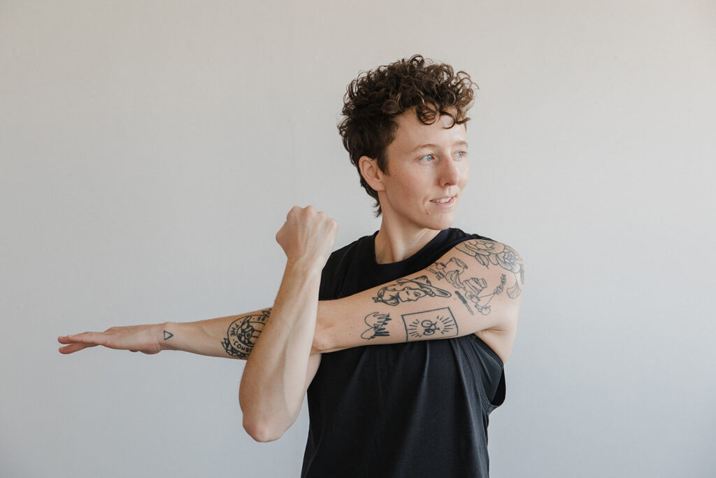 Trainer AK Mackellar founded their own fitness platform to welcome beginners, the LGBTQ+ community and people with chronic pain and illness.